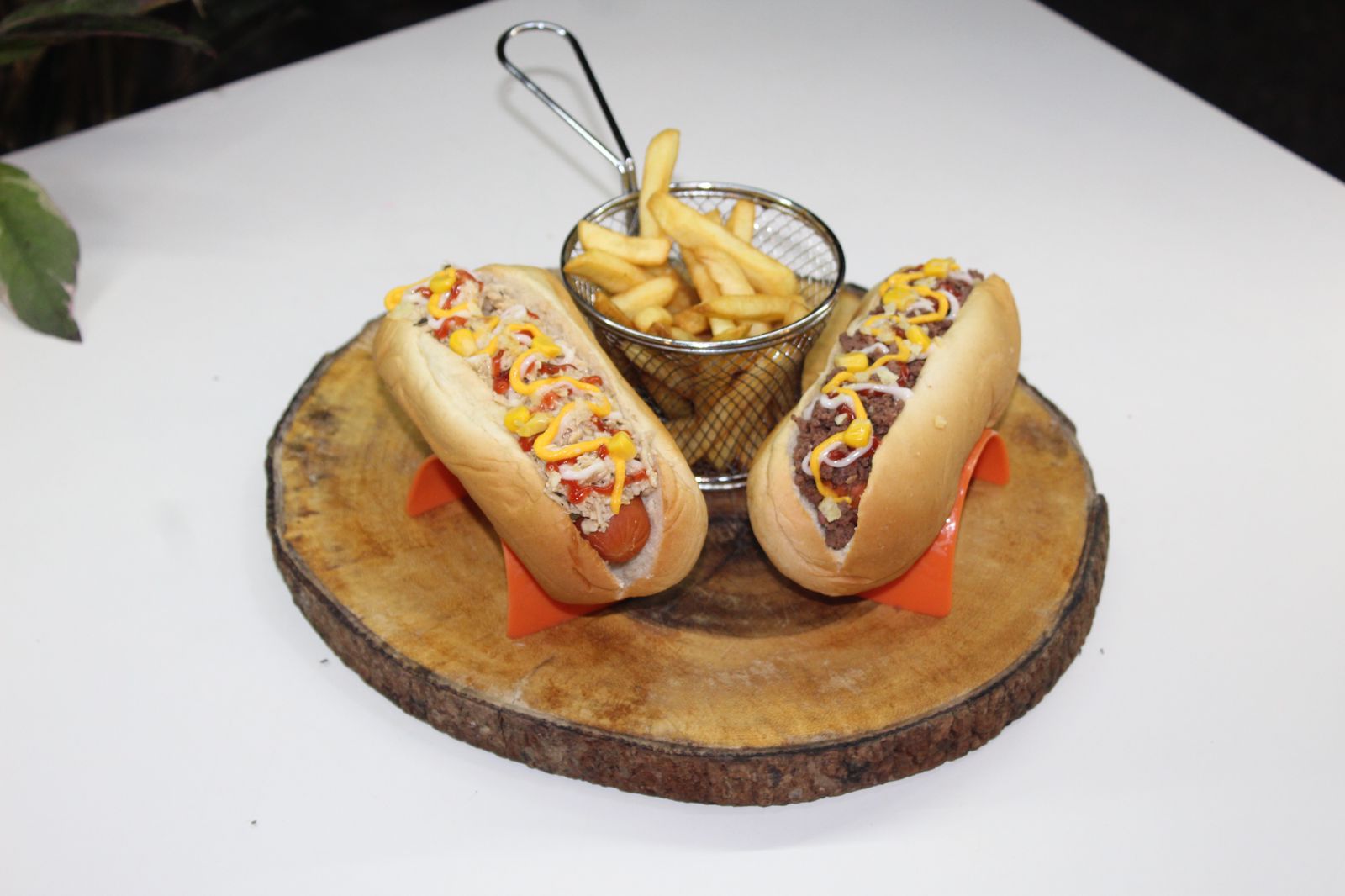 Hamburguesa con papas fritas en tabla de madera