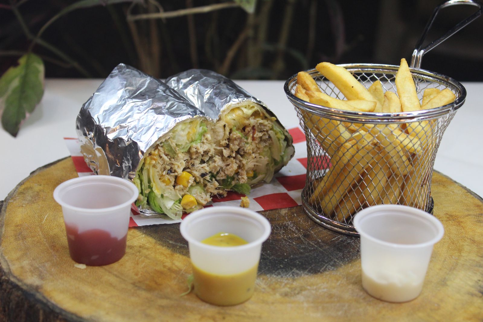 Hamburguesa con papas fritas en ambiente nocturno